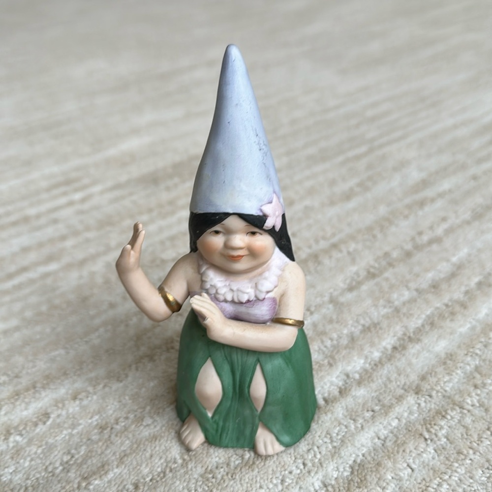 Unieboek Gnomes of the World Hawaiian Figurine Dancing Hula Lei Grass Skirt